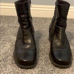 Brown leather Naturalizer boots. Size 9